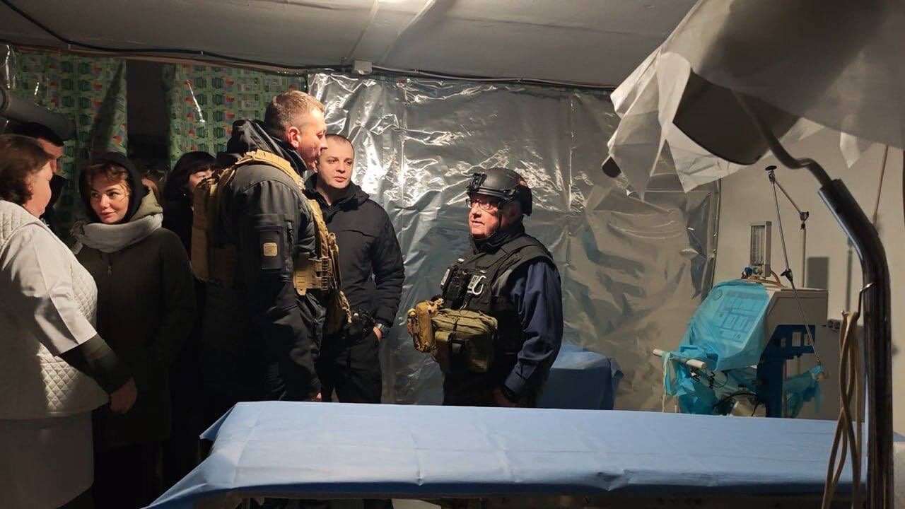 Меценат Говард Баффет відвідав Херсон: побував у підземній лікарні та на дитячому святі. Фото