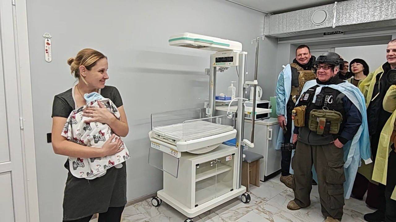 Меценат Говард Баффет відвідав Херсон: побував у підземній лікарні та на дитячому святі. Фото