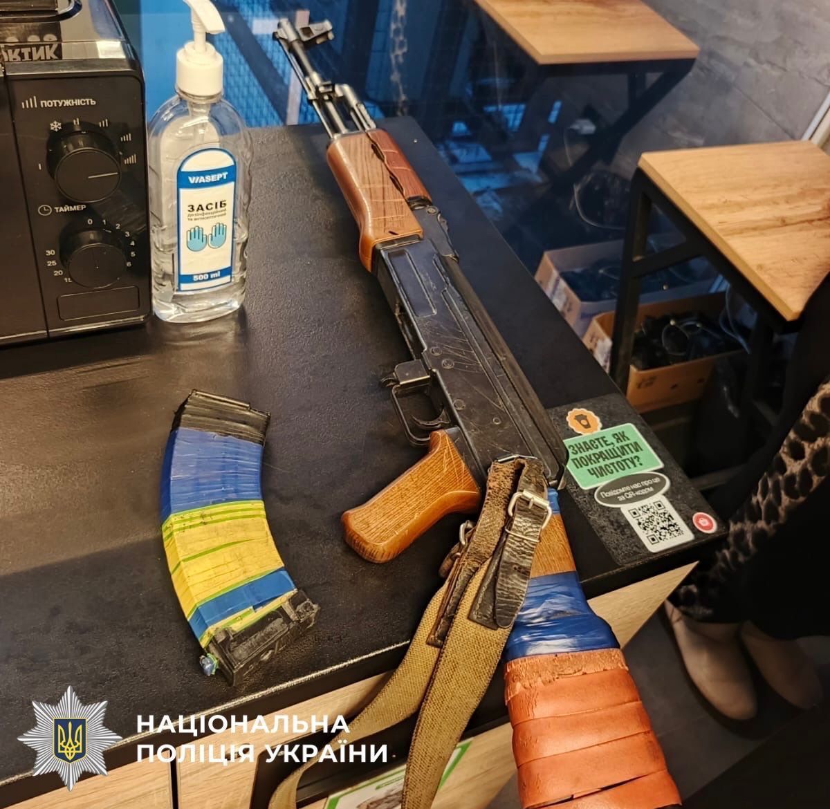 У Києві чоловік ходив по супермаркету з автоматом та лякав оточення. Подробиці та фото