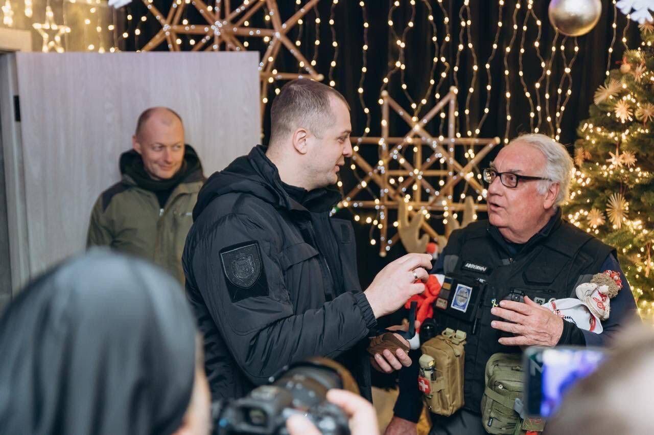 Меценат Говард Баффет відвідав Херсон: побував у підземній лікарні та на дитячому святі. Фото