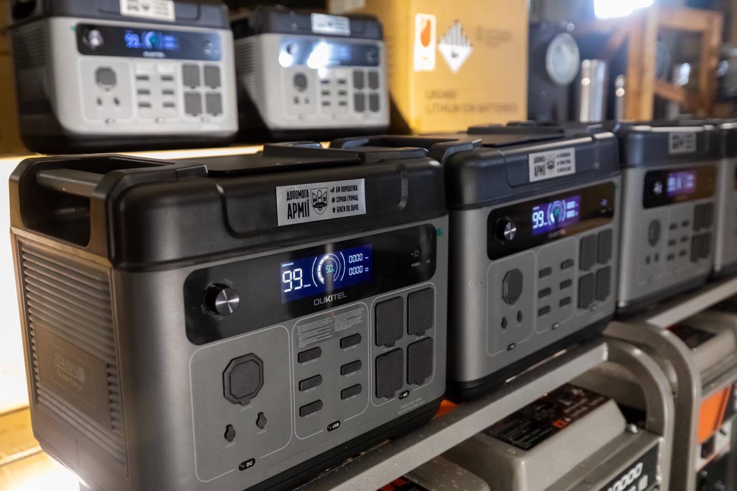 "Місто опинилося в тотальному блекауті": Порошенко передав Дніпру зарядні станції, генератори та буржуйки