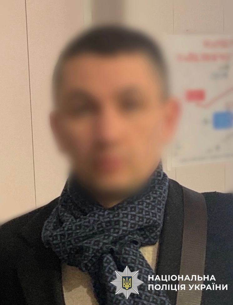 У Києві чоловік ходив по супермаркету з автоматом та лякав оточення. Подробиці та фото