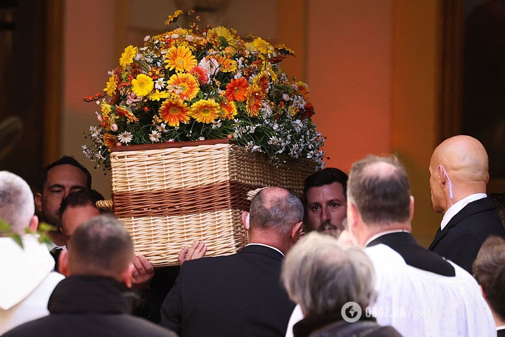 Процессию возглавили "Цыганские короли": как во Франции попрощались с легендарной Брижит Бардо