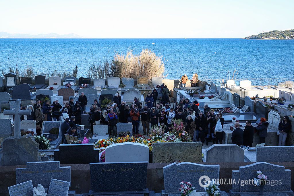 Процессию возглавили "Цыганские короли": как во Франции попрощались с легендарной Брижит Бардо