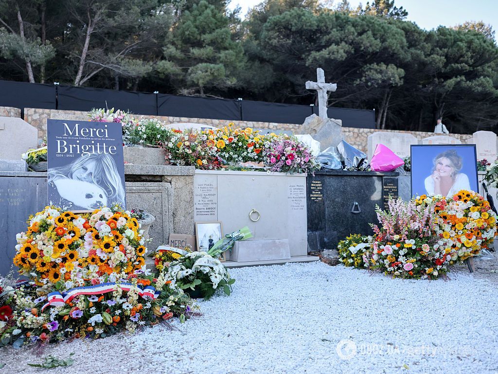 Процессию возглавили "Цыганские короли": как во Франции попрощались с легендарной Брижит Бардо