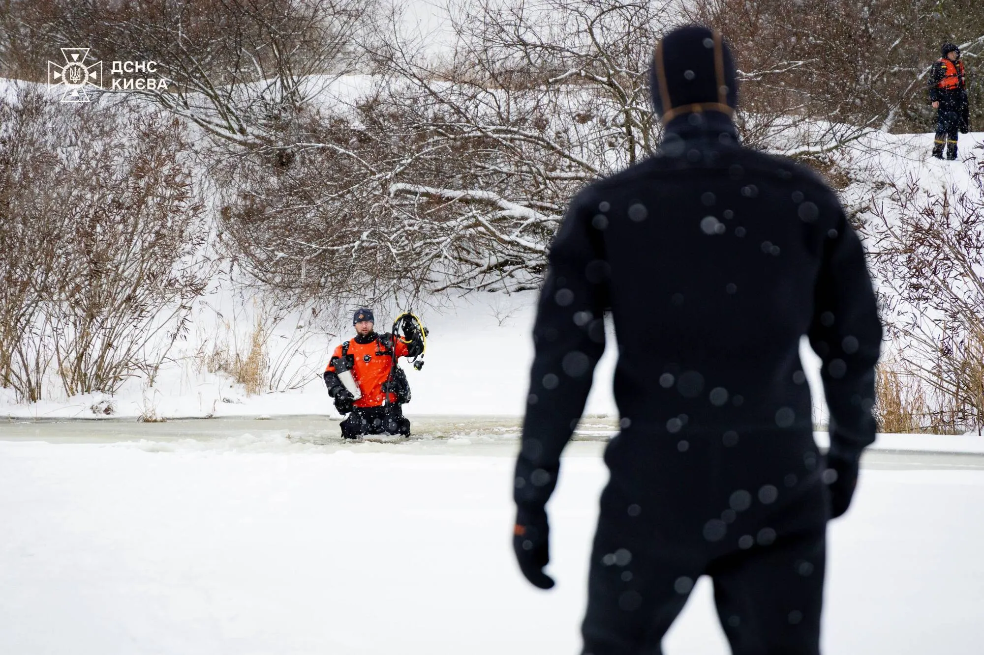 Рятувальники Києва вилучили з акваторії Дніпра залишки російського дрона. Фото та відео