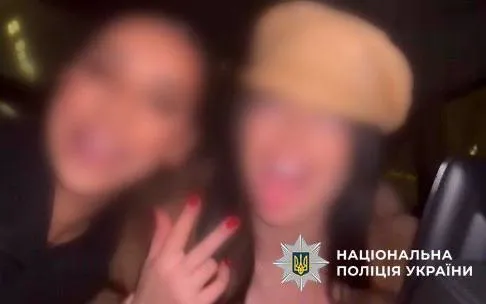 "Москва, люблю тебя": в Киеве блогерши пели российские песни, полиция отреагировала. Фото и видео