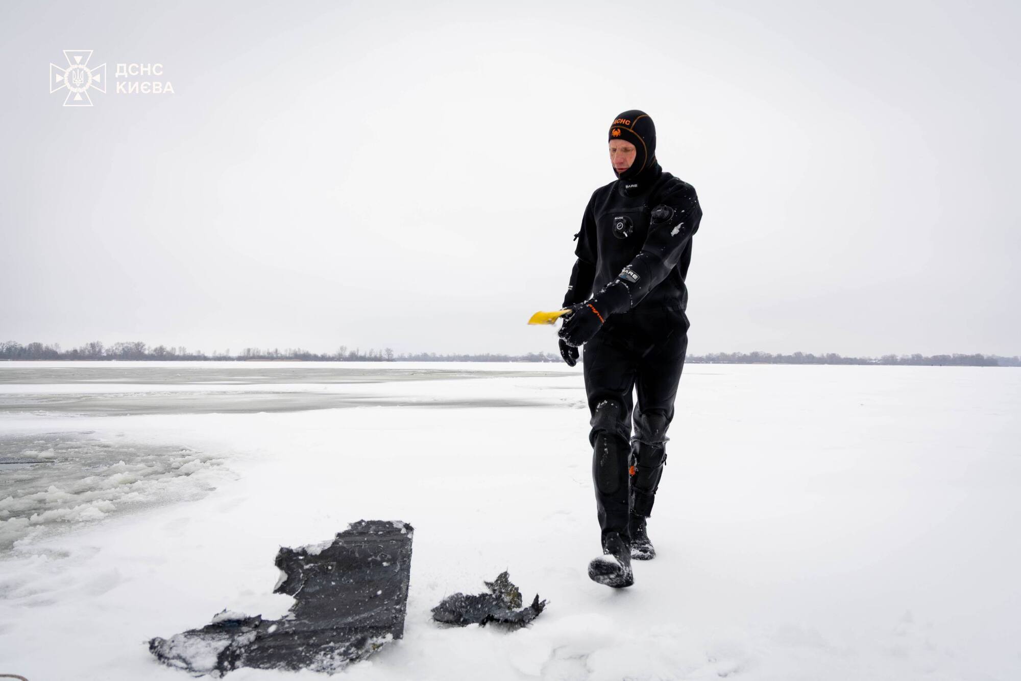 Рятувальники Києва вилучили з акваторії Дніпра залишки російського дрона. Фото та відео