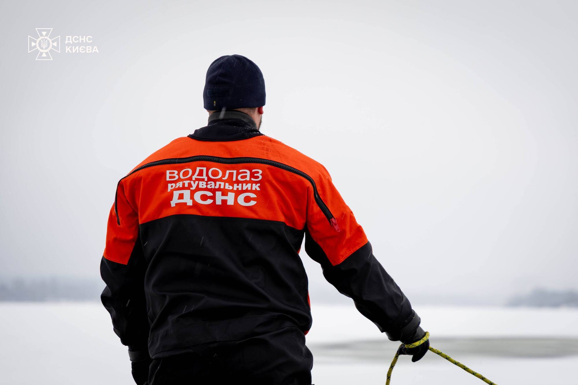 Рятувальники Києва вилучили з акваторії Дніпра залишки російського дрона. Фото та відео