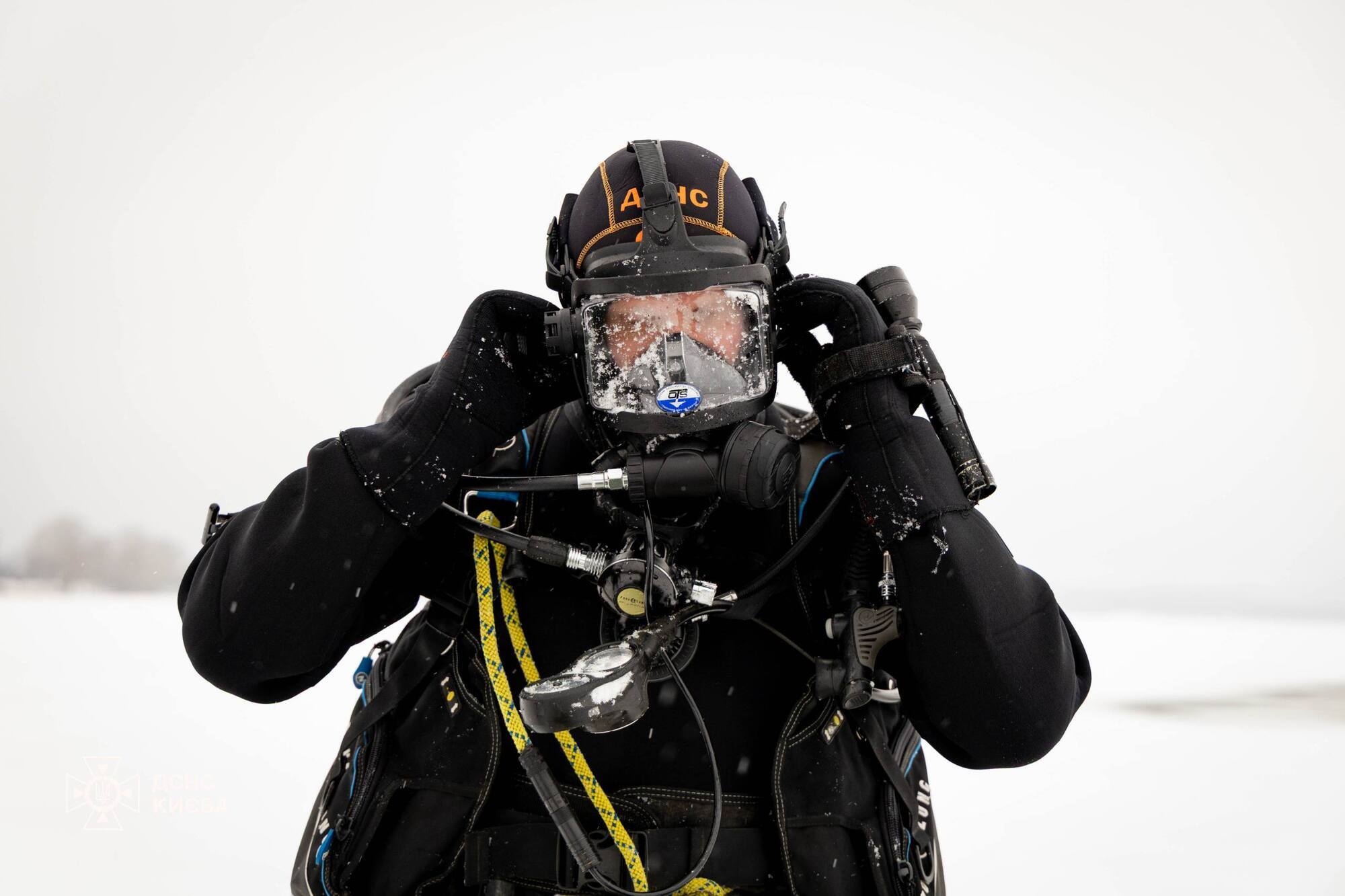 Рятувальники Києва вилучили з акваторії Дніпра залишки російського дрона. Фото та відео