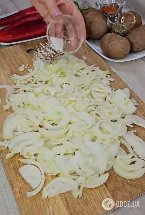 Можно приготовить даже зимой: рецепт сочного шашлыка с картофелем и луком в духовке