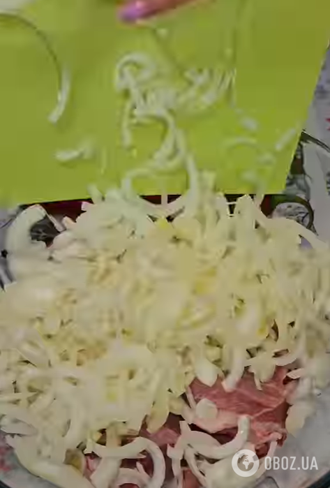 Можно приготовить даже зимой: рецепт сочного шашлыка с картофелем и луком в духовке