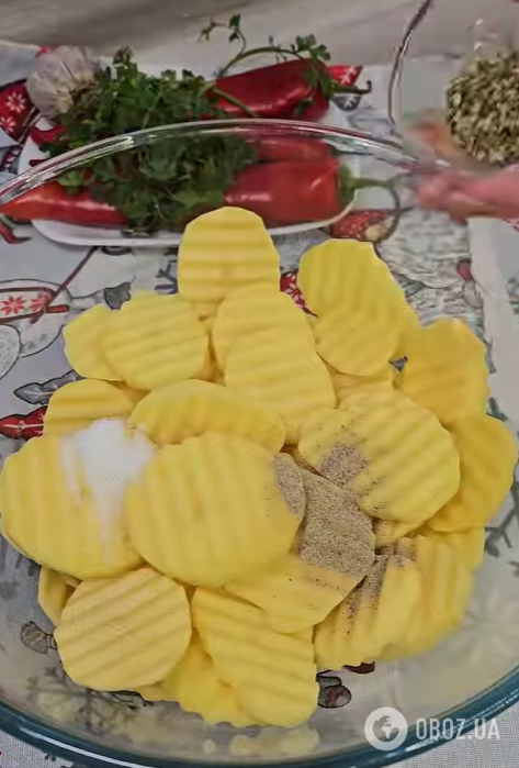 Можно приготовить даже зимой: рецепт сочного шашлыка с картофелем и луком в духовке