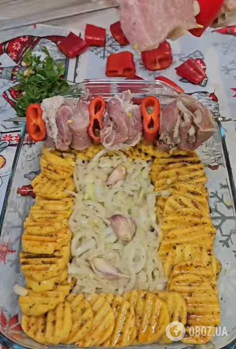Можно приготовить даже зимой: рецепт сочного шашлыка с картофелем и луком в духовке