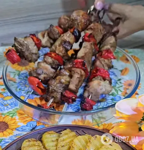 Можно приготовить даже зимой: рецепт сочного шашлыка с картофелем и луком в духовке