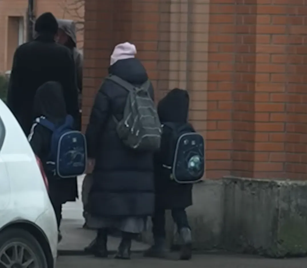 Діти вчать російську та співають гімн РФ: освітній експерт пояснив, як "підпільні школи" в Україні отримали законне право на існування