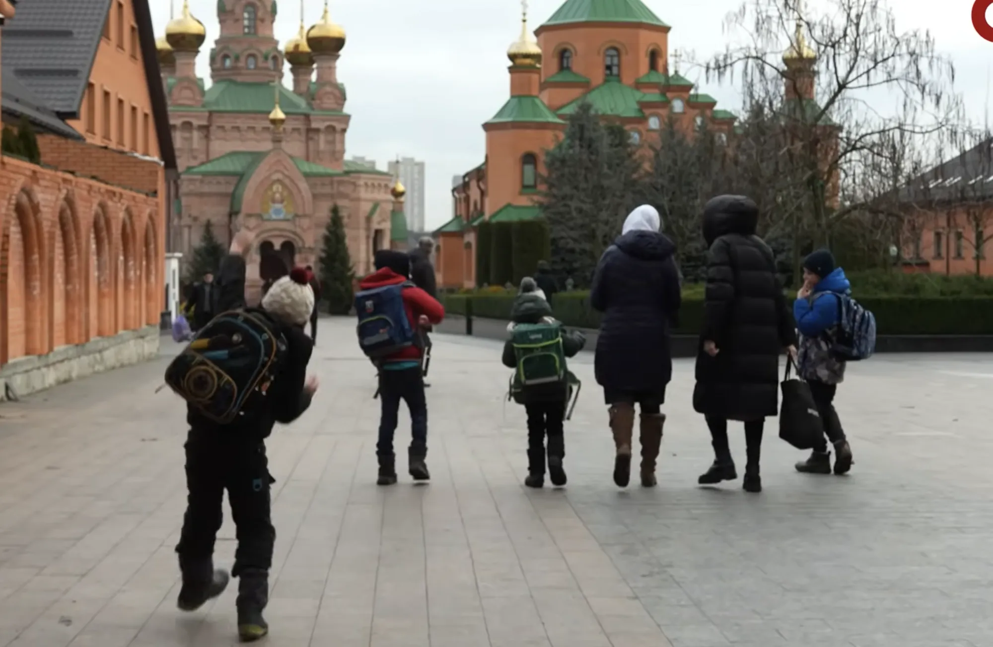 Діти вчать російську та співають гімн РФ: освітній експерт пояснив, як "підпільні школи" в Україні отримали законне право на існування