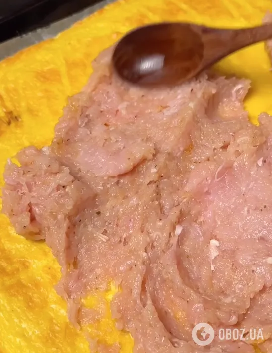 Вкуснее, чем котлеты, колбаса и бризоли: очень сытный сырно-мясной рулет с фаршем