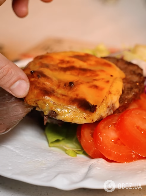 Вкусный и сытный салат "Чизбургер" для обеда и ужина: рецепт от кулинара