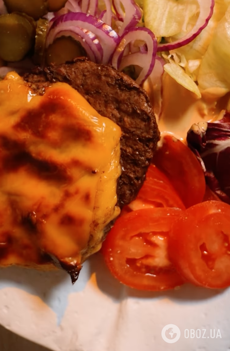 Вкусный и сытный салат "Чизбургер" для обеда и ужина: рецепт от кулинара