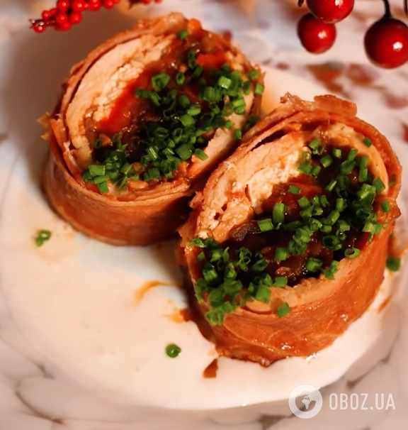 Соковитий рулет із філе стегна зі смачною начинкою із сиру, хамону та песто: готується в духовці