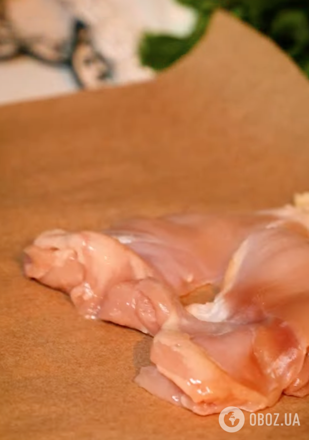 Соковитий рулет із філе стегна зі смачною начинкою із сиру, хамону та песто: готується в духовці