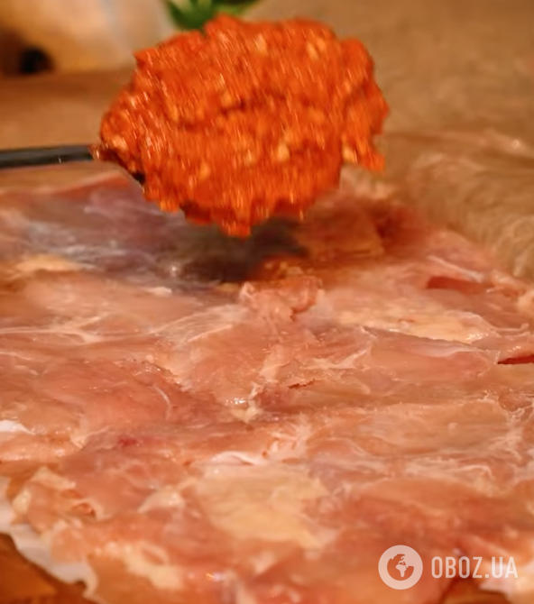 Соковитий рулет із філе стегна зі смачною начинкою із сиру, хамону та песто: готується в духовці