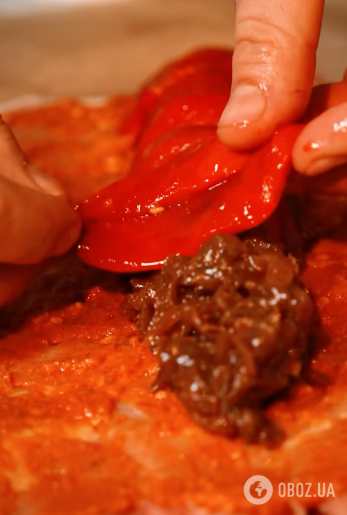 Соковитий рулет із філе стегна зі смачною начинкою із сиру, хамону та песто: готується в духовці