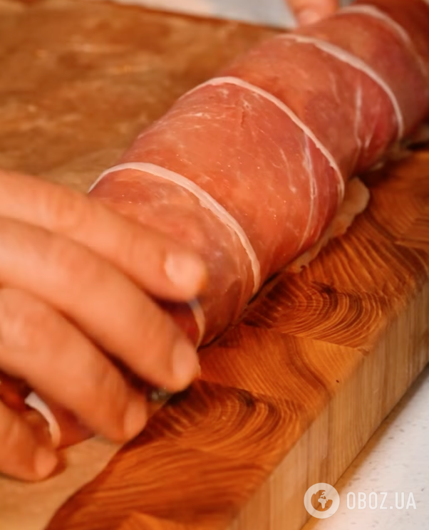 Соковитий рулет із філе стегна зі смачною начинкою із сиру, хамону та песто: готується в духовці