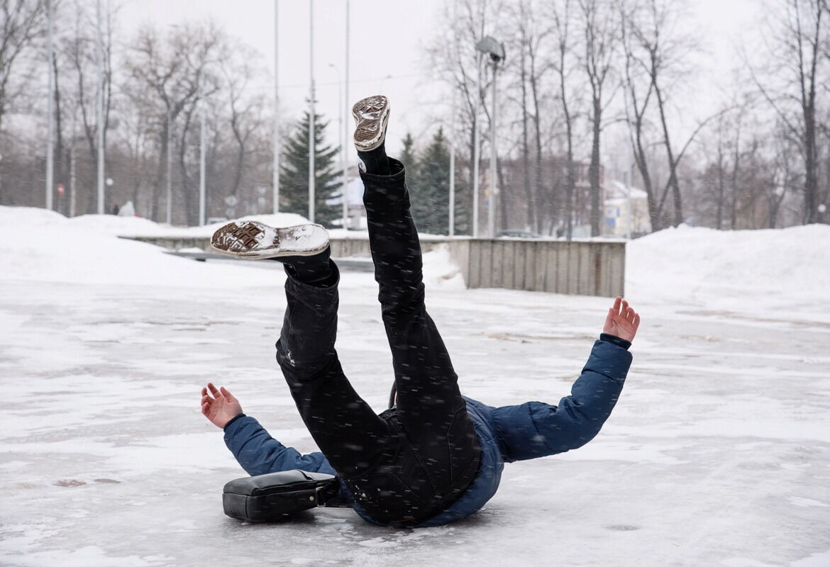 Викликати "швидку" і зробити фото: чи реально отримати компенсацію, якщо травмувались через негоду