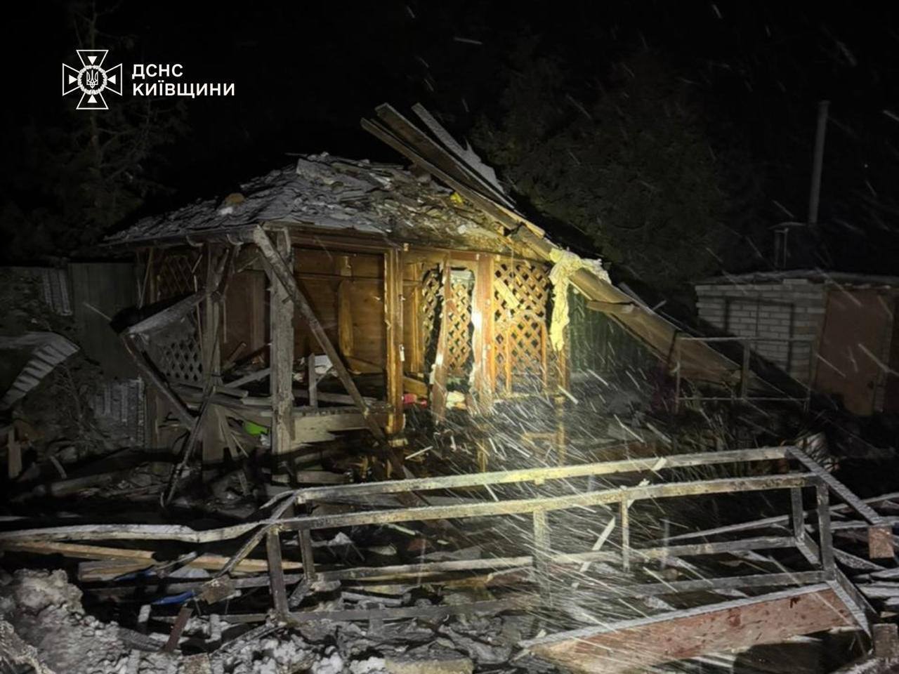 На Киевщине после российской атаки из-под завалов спасли семью с пятилетним ребенком. Фото и видео