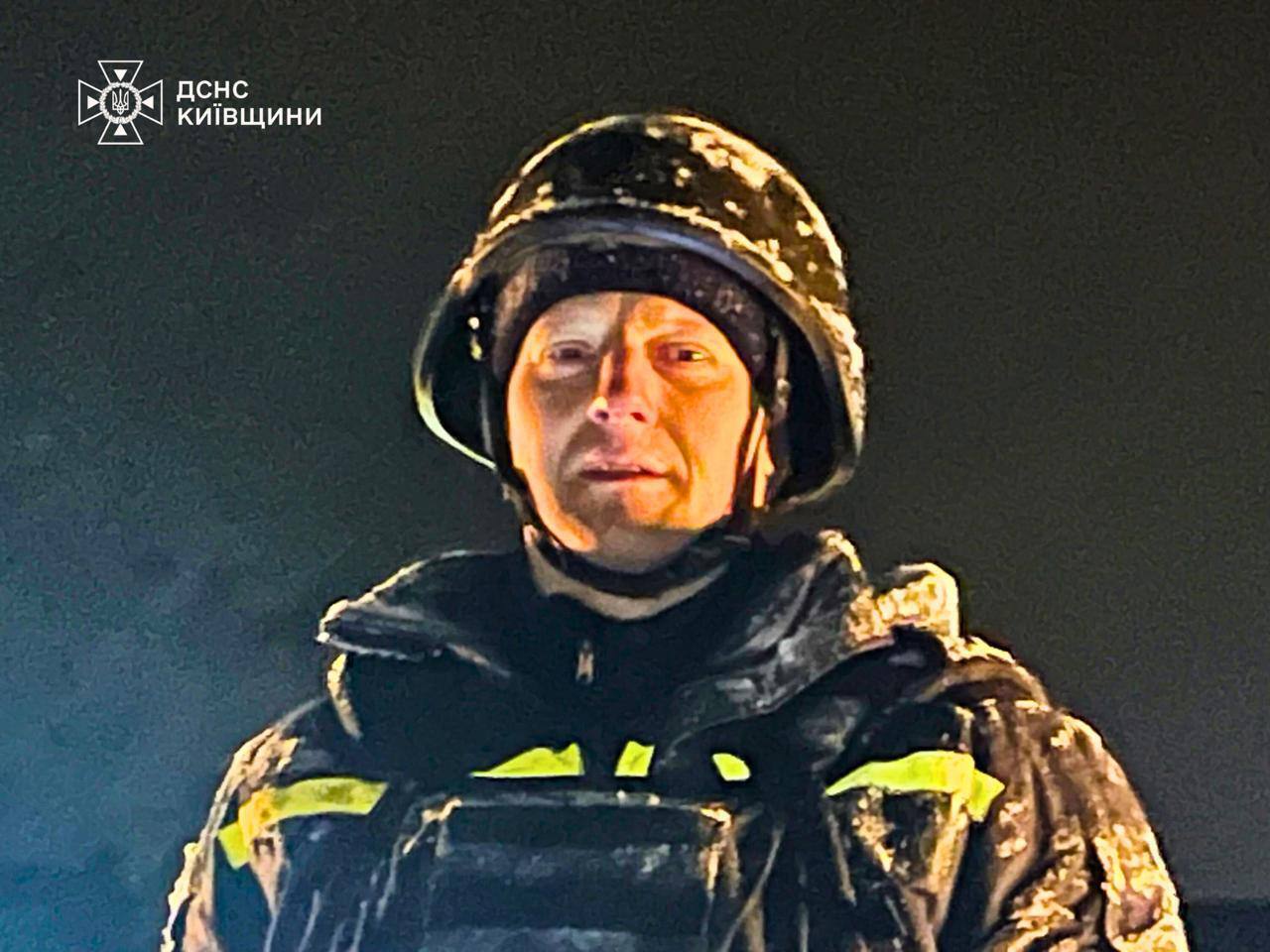 На Киевщине после российской атаки из-под завалов спасли семью с пятилетним ребенком. Фото и видео