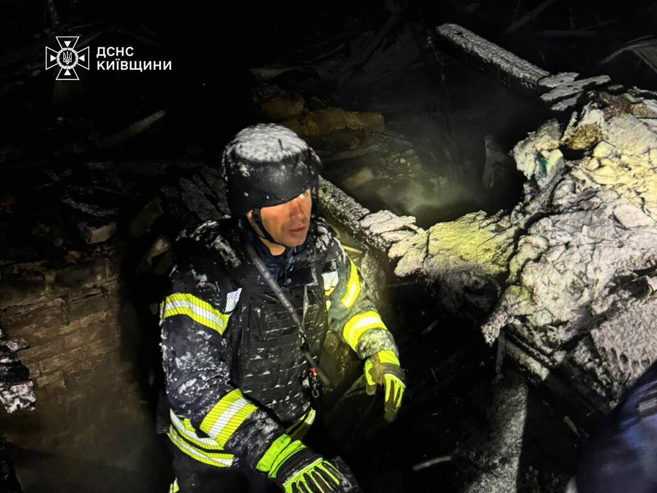 На Киевщине после российской атаки из-под завалов спасли семью с пятилетним ребенком. Фото и видео