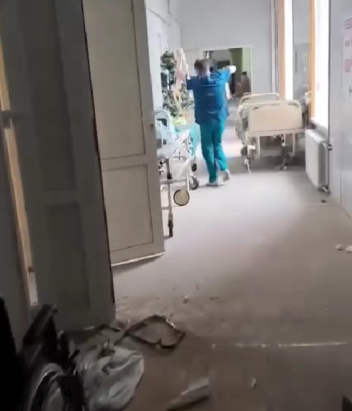 Снаряд пробив стіну відділення: окупанти атакували лікарню в Херсоні, постраждали медсестри. Відео