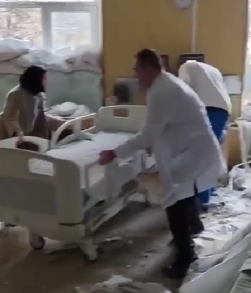 Снаряд пробив стіну відділення: окупанти атакували лікарню в Херсоні, постраждали медсестри. Відео