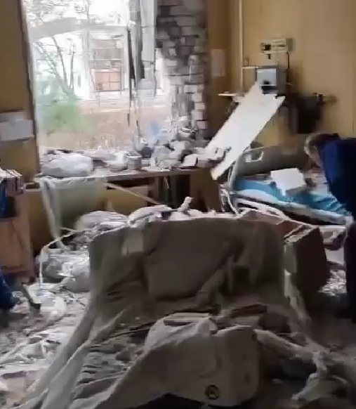 Снаряд пробив стіну відділення: окупанти атакували лікарню в Херсоні, постраждали медсестри. Відео