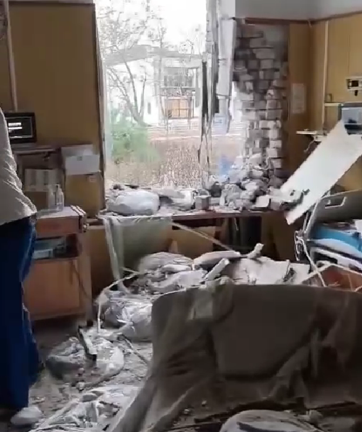 Снаряд пробив стіну відділення: окупанти атакували лікарню в Херсоні, постраждали медсестри. Відео