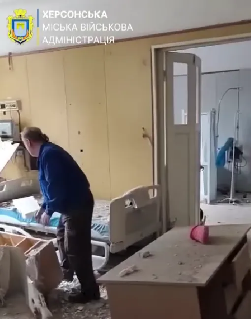 Снаряд пробив стіну відділення: окупанти атакували лікарню в Херсоні, постраждали медсестри. Відео
