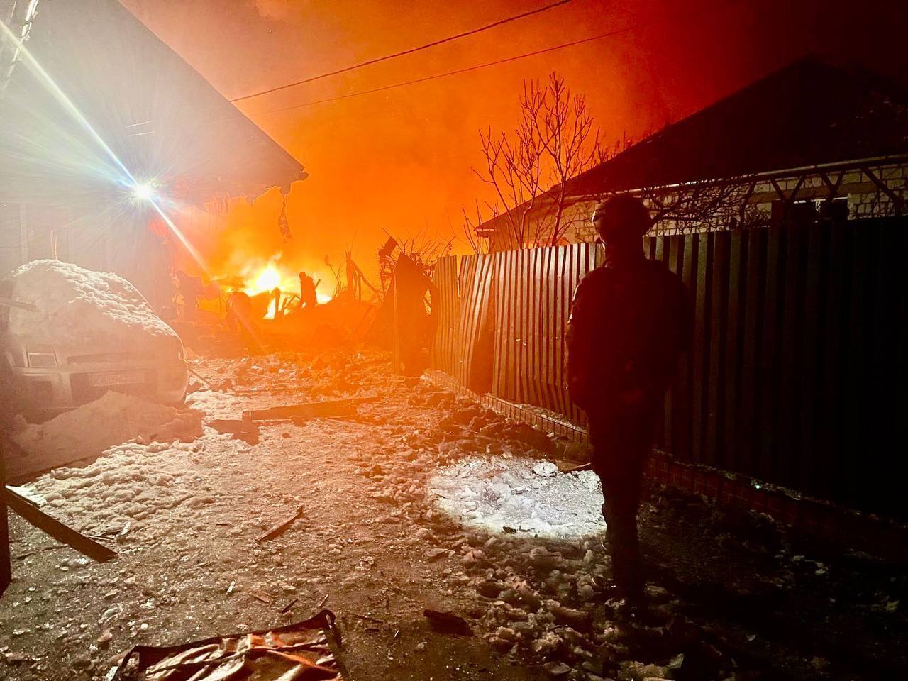 Россия устроила масштабную атаку на Украину: в Киеве среди погибших медик, во Львове – удар по критической инфраструктуре. Подробности