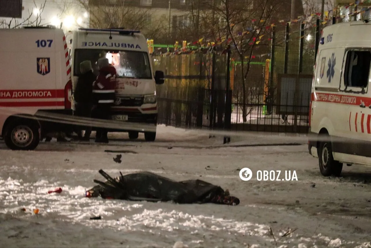 Після повторного прильоту загинув медик: з'явились кадри пошкодженої ударом РФ багатоповерхівки в Дарницькому районі Києва