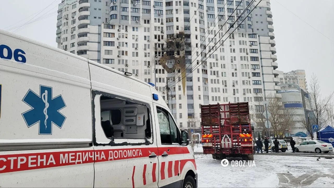 Посеченная обломками скорая и шапка погибшего медика: последствия атаки РФ в Дарницком районе Киева. Фото и видео