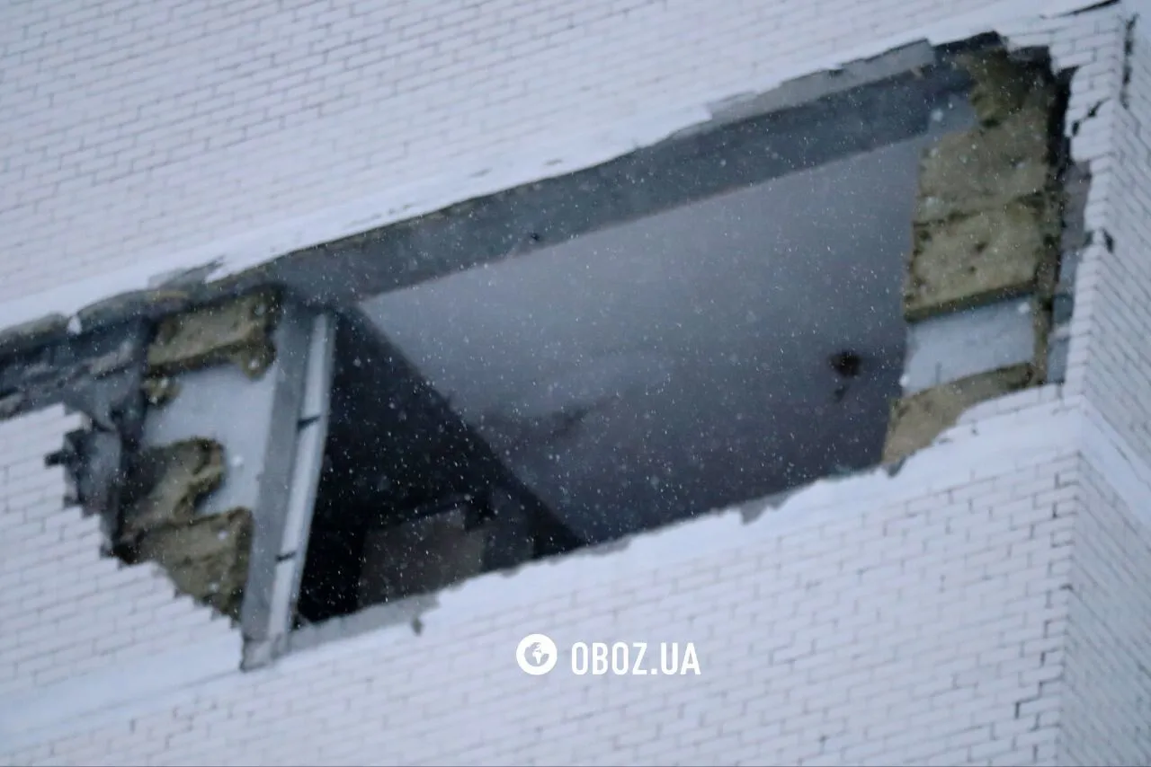 Посеченная обломками скорая и шапка погибшего медика: последствия атаки РФ в Дарницком районе Киева. Фото и видео