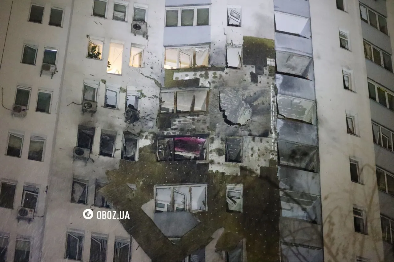 "Тримайтеся": на кадри потрапили перші хвилини порятунку поранених після удару РФ по Києву. Відео