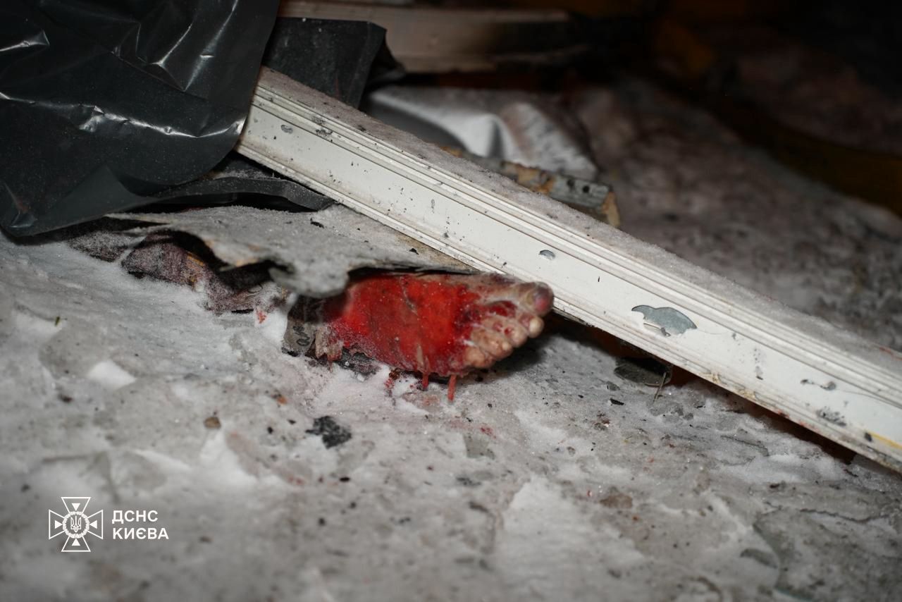 Россия массированно атаковала Киев, есть разрушения: четыре человека погибли, 25 пострадали. Фото и видео