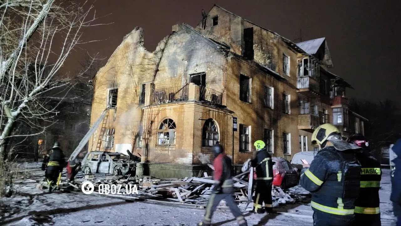 Изуродованный дом и сгоревшее авто: кадры последствий удара РФ в Днепровском районе Киева