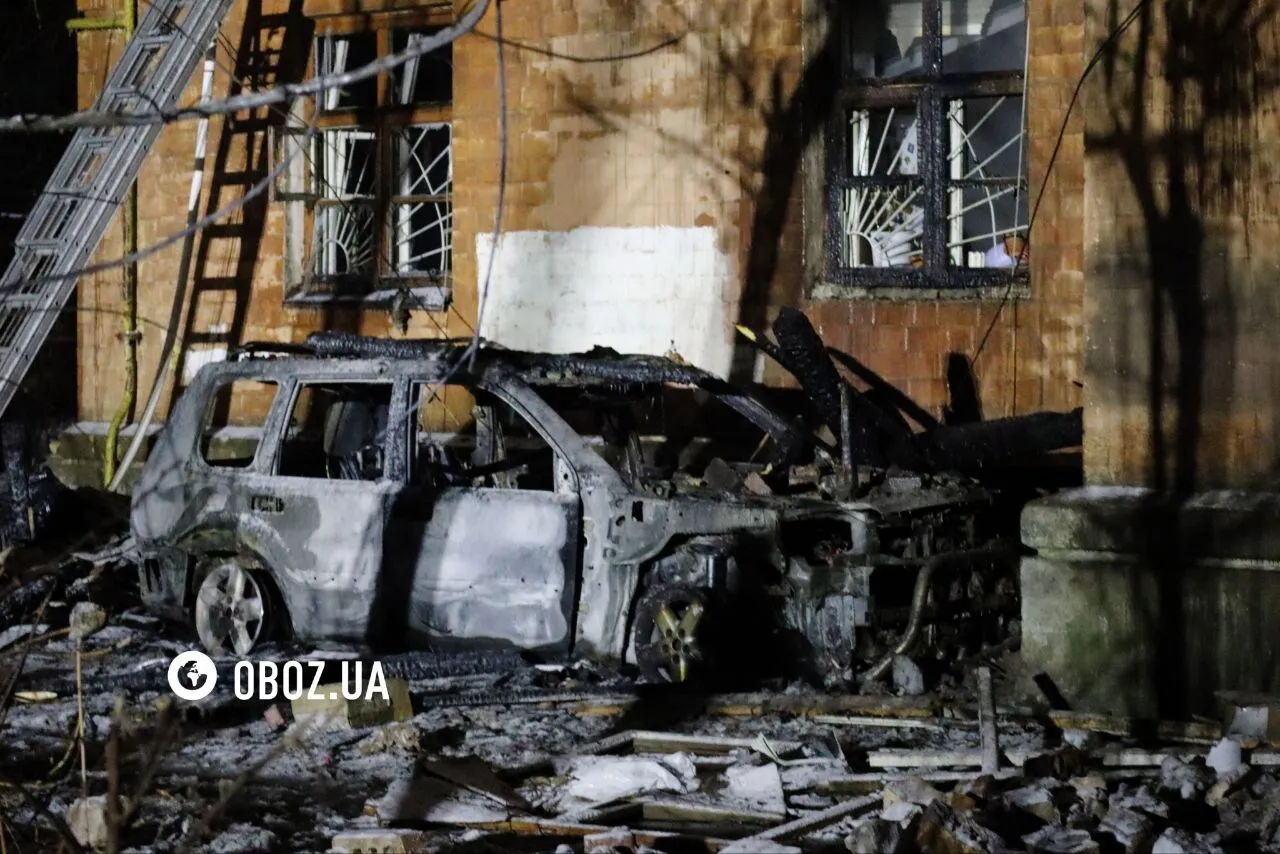 Изуродованный дом и сгоревшее авто: кадры последствий удара РФ в Днепровском районе Киева