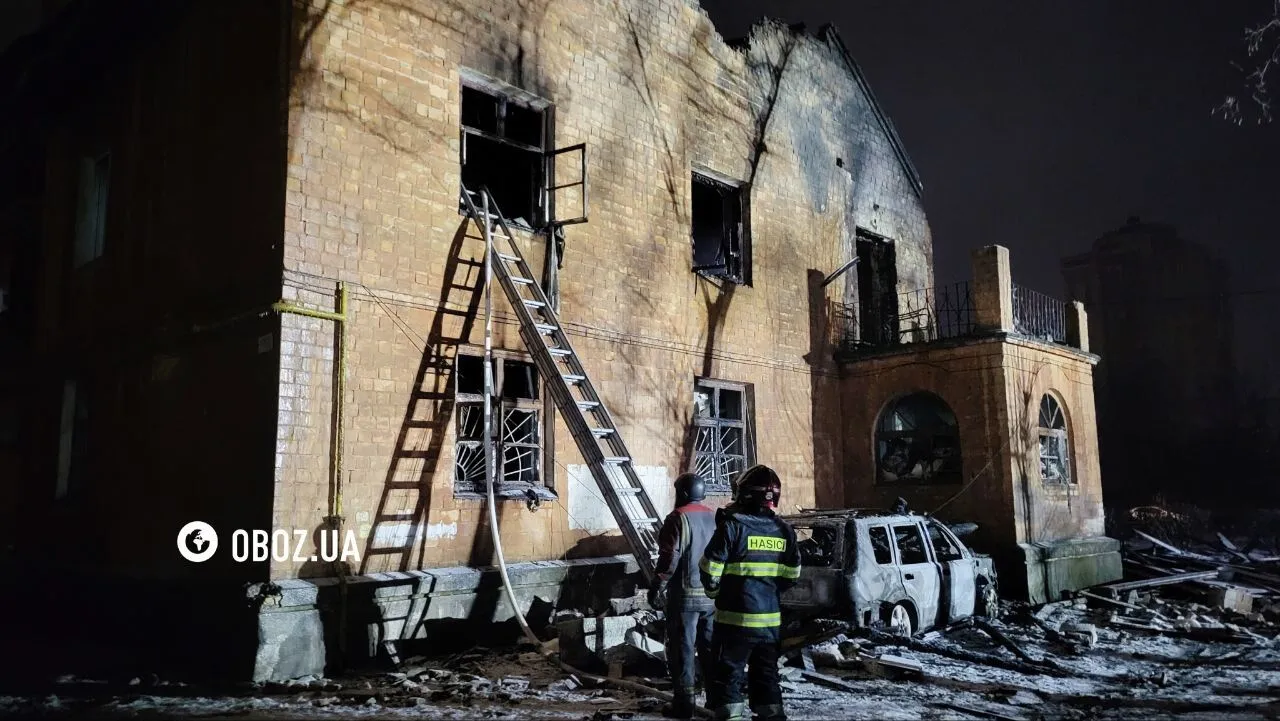 Изуродованный дом и сгоревшее авто: кадры последствий удара РФ в Днепровском районе Киева