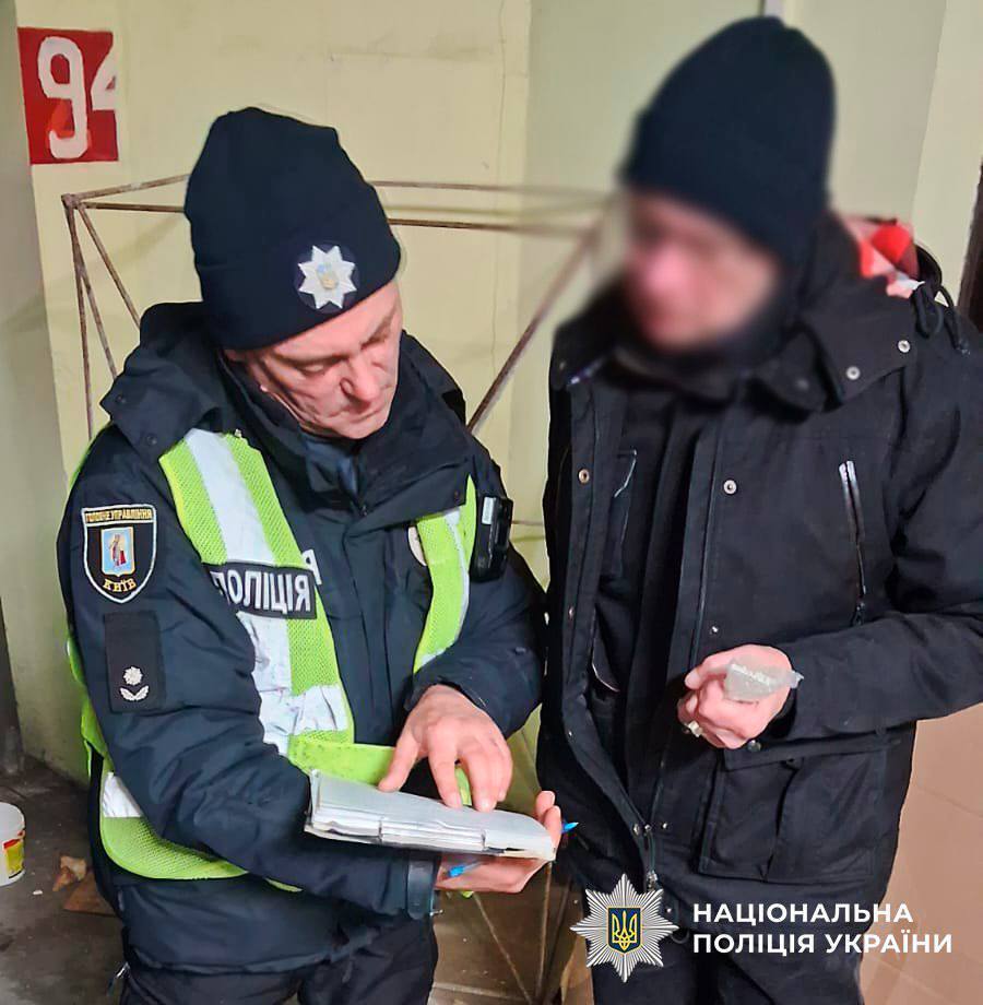 У Києві охоронець під час обстрілу не пускав людей до частини укриття: поліція відреагувала. Фото та подробиці