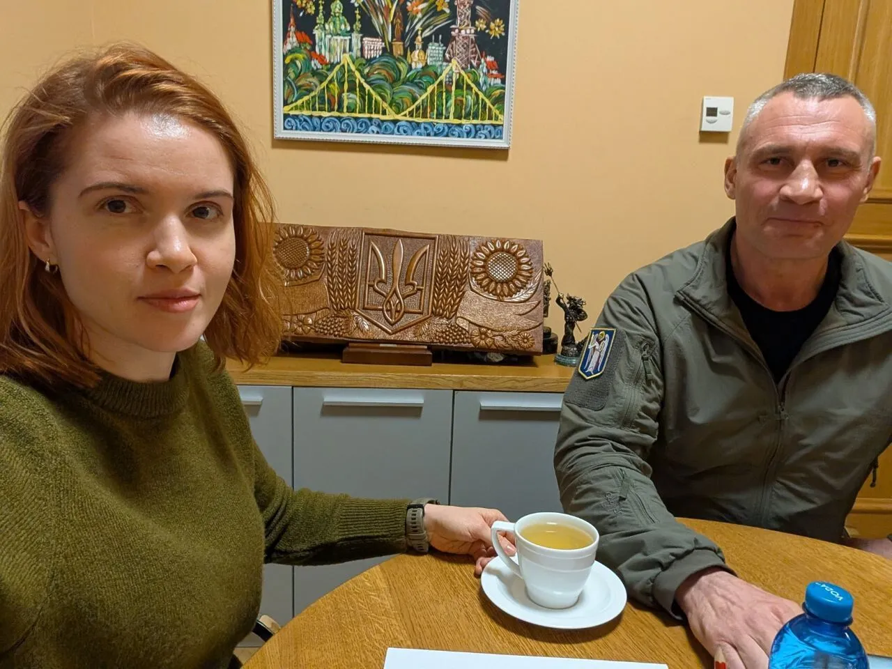 Кличко спростував закиди Безуглої щодо своєї відпустки у критичний час і пригостив її заспокійливим чаєм у КМДА