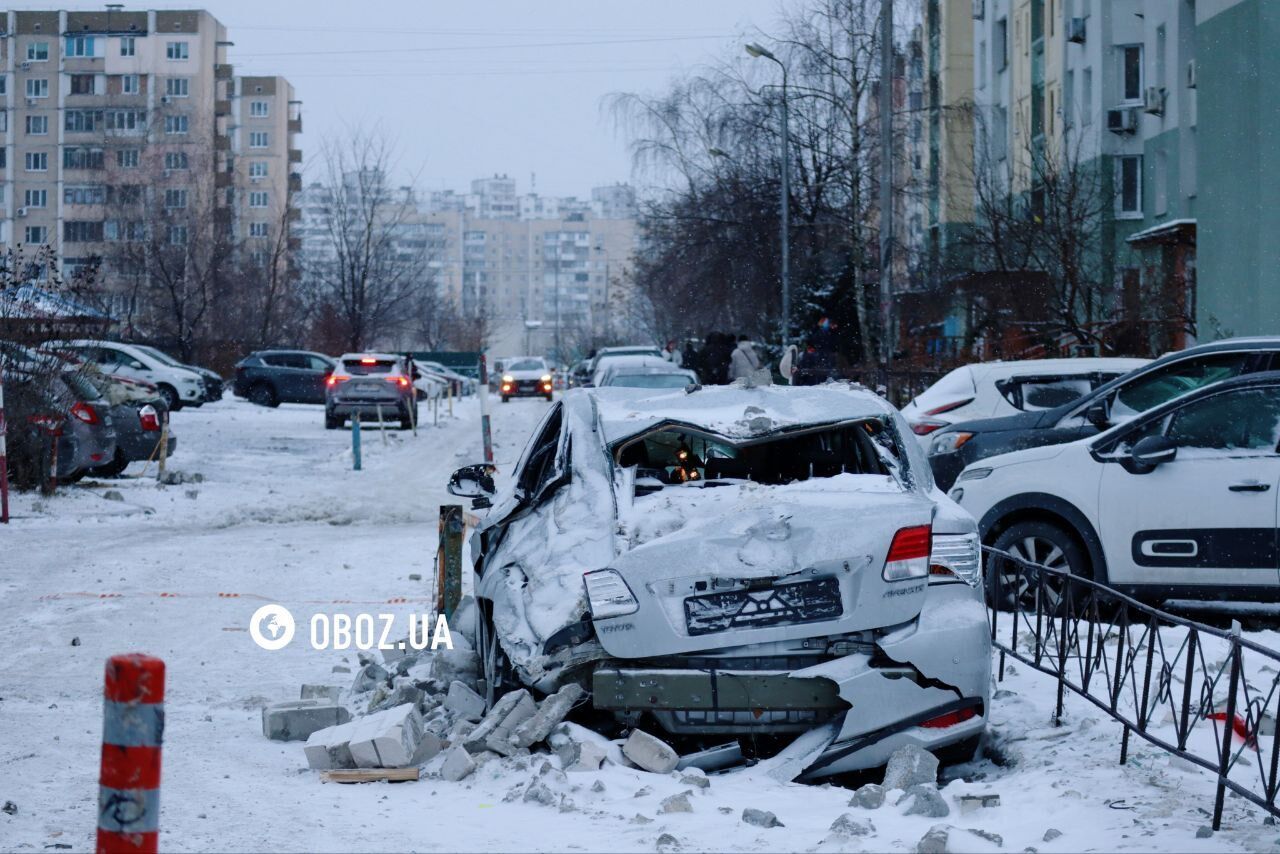 Посеченная обломками скорая и шапка погибшего медика: последствия атаки РФ в Дарницком районе Киева. Фото и видео